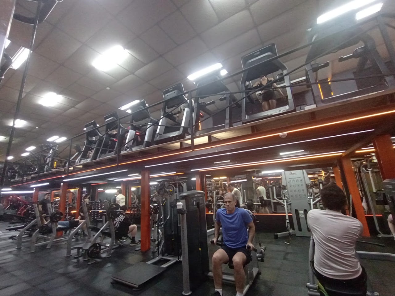 Instalaciones de pesas libres y máquinas de última generación en New Life Gimnasio Corrientes