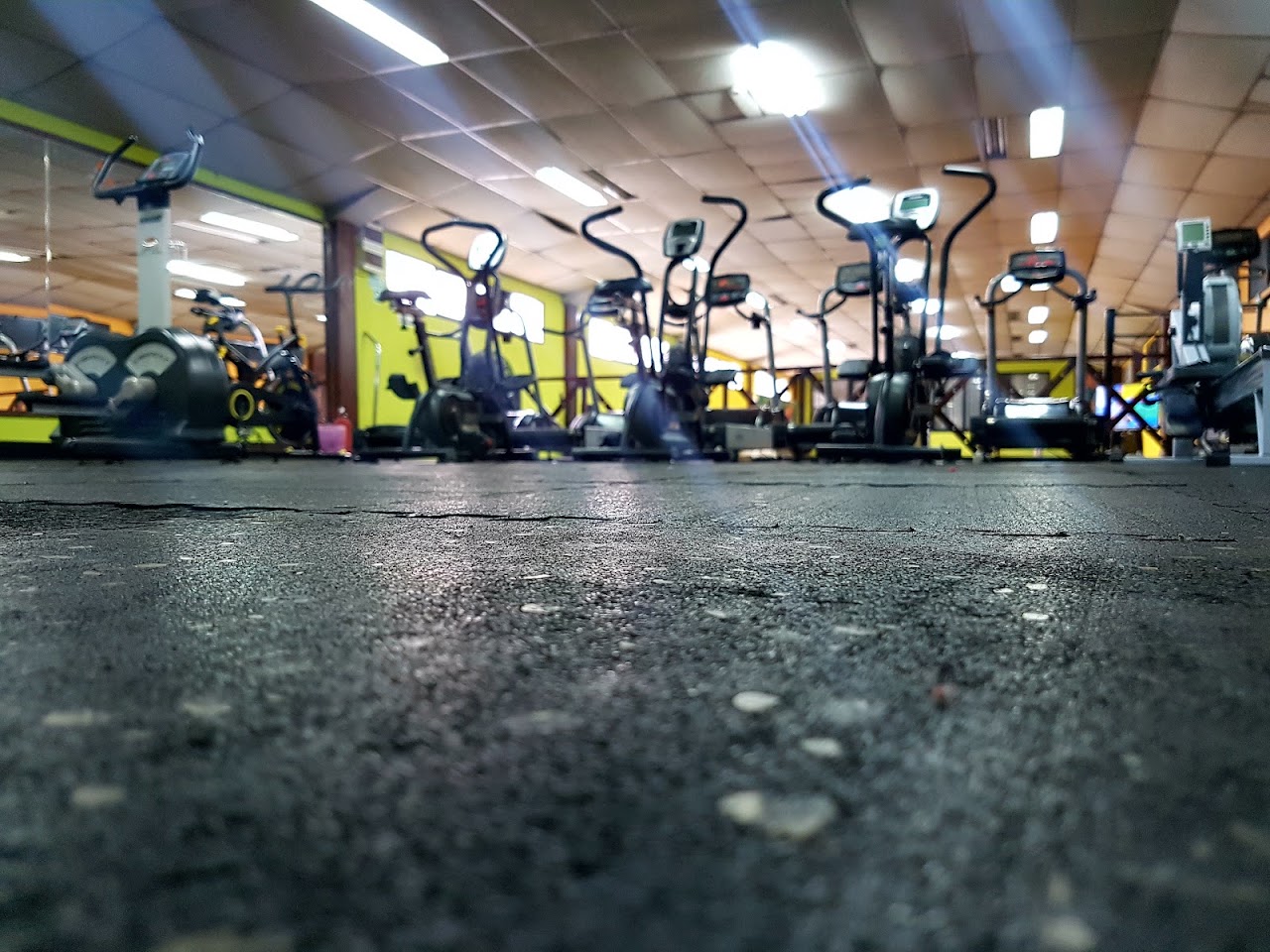 Máquinas de musculación guiada y poleas convergentes